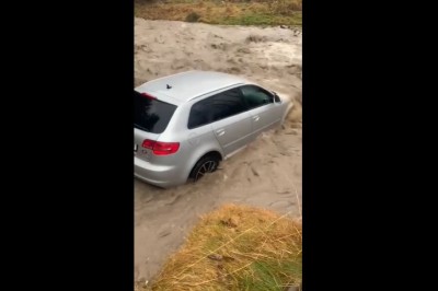 Ziomek w Audi A3 myślał, że ma auto terenowe i wjechał do potoku 