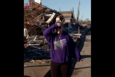 Szczęśliwa właścicielka znajduje swojego psa po tornadzie 