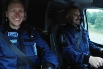 Kiedy powrót z imprezy jest tak ciężki, że nawet policjanci próbują Ci pomóc