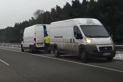 Przeładunek i zawracanie busów na drodze ekspresowej S-17