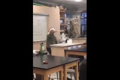 Kiedy nauczyciel chemii pokazuje konkretną sztuczkę na lekcji