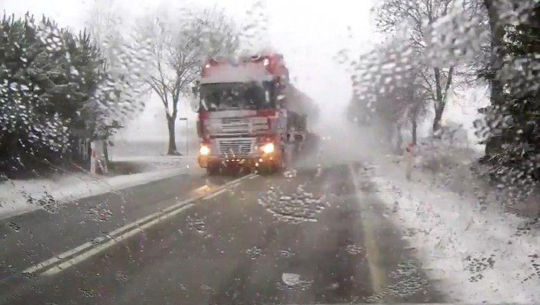 Pirat drogowy w ciężarówce wyprzedza na czołówkę