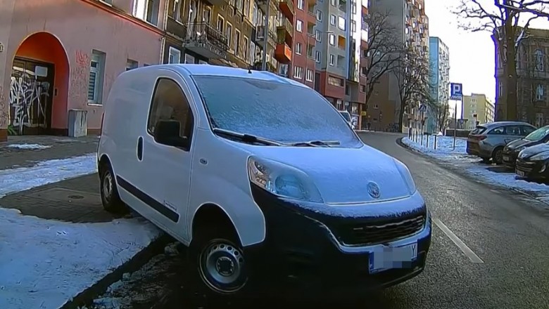 Z zamarzniętą szybą wyjechał na ulicę. Daleko nie zajechał