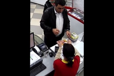 Pan szybkie ręce pokazuje sztuczkę ekspedientce. Nawet się nie zorientowała