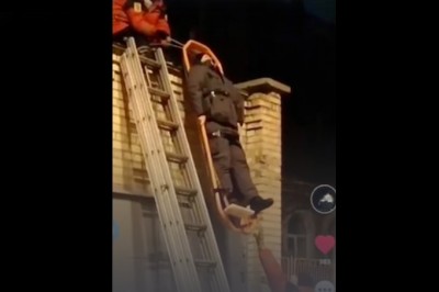 Pacjent ze złamaną nogą spadł ratownikom z dachu