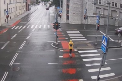 Myślał chyba, że jest niezniszczalny. Finał jazdy hulajnogą na czerwonym