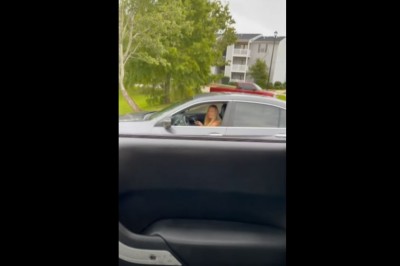 Szybkie zaoranie dziewczyny na parkingu. A chciał być uprzejmy