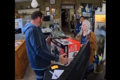 Przychodzi babcia do lombardu z całkiem nowym sprzętem  