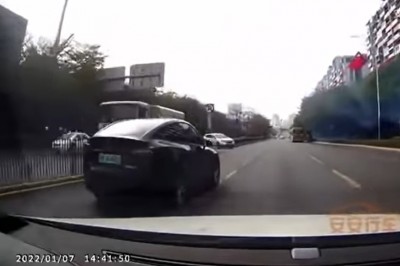 Mistrzowskie ominięcie pojazdów przez Tesla Model Y 