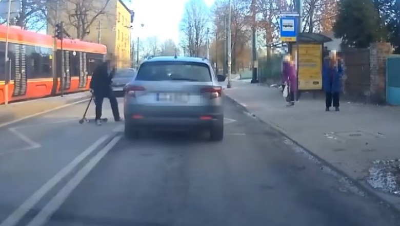 Seba na hulajnodze kozaczy na środku ulicy w Katowicach