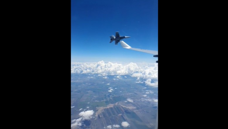 Lecisz sobie na wakacje, a tu pilot myśliwca robi pokaz