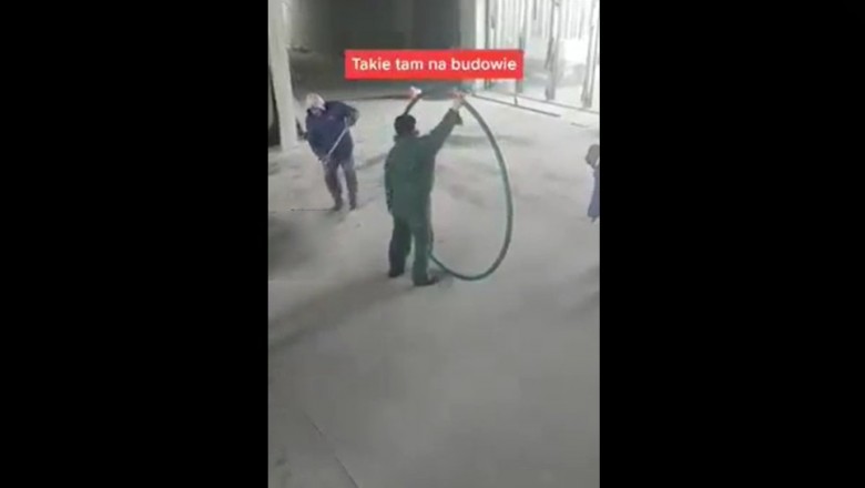 Budowlaniec artysta daje pokaz w czasie przerwy