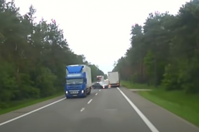 Poważny wypadek trzech TIRów i osobówki - nagranie z wideorejestratora