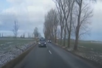 Nagranie z dachowania Seata podczas wyprzedzania 