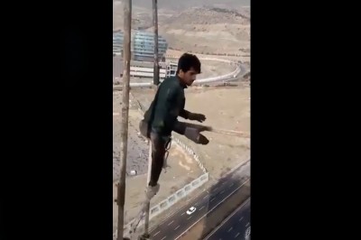 Oni nie wiedzą co to jest BHP, czyli rozkładanie rusztowania na wysokości