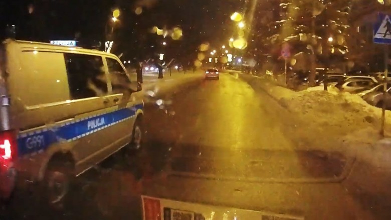 Nieoznakowane BMW przelatuje na czerwonym i zatrzymuje innego kierowcę