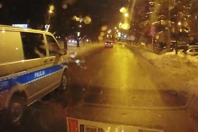 Nieoznakowane BMW przelatuje na czerwonym i zatrzymuje innego kierowcę 