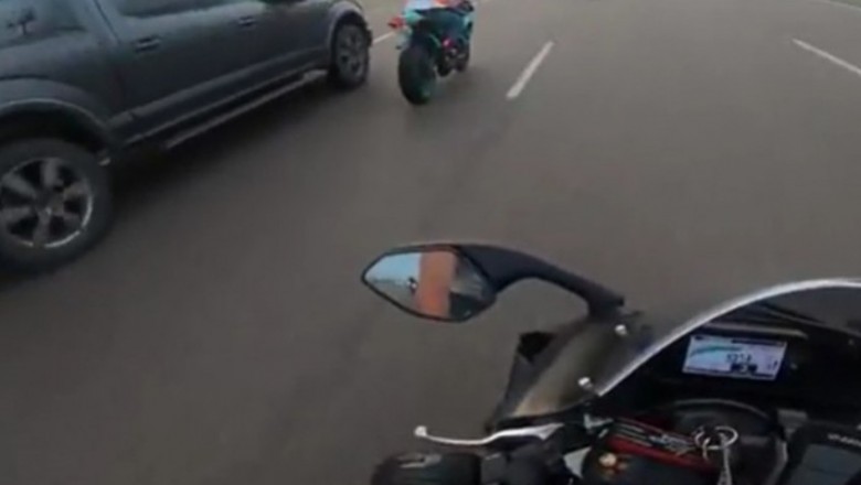 SUV kontra Motocyklista. Mocne spotkanie na autostradzie