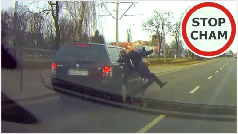 Chciała zdążyć na tramwaj, więc przebiegała 3 pasy drogi - Łódź