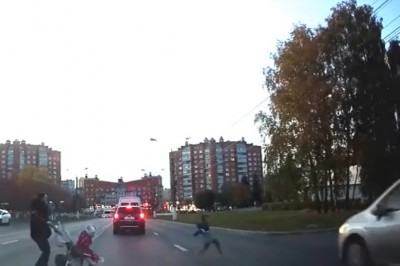 Matka roku przebiega z dziećmi przez bardzo ruchliwą drogę