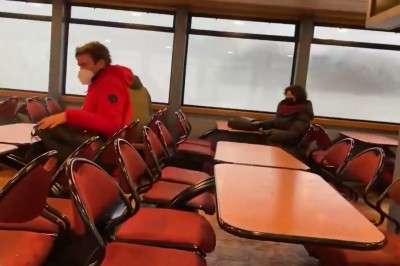 Woda wybiła szyby i wpadła na pokład z pasażerami na promie