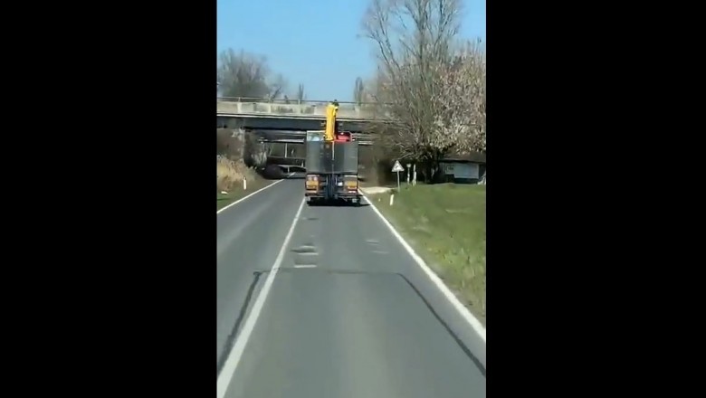 Koparka na TIRze kontra wiadukt. Kierowca źle wymierzył