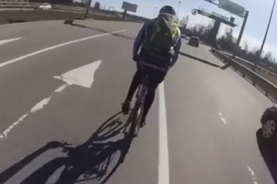 Ciężarówka kontra rowerzysta na autostradzie 