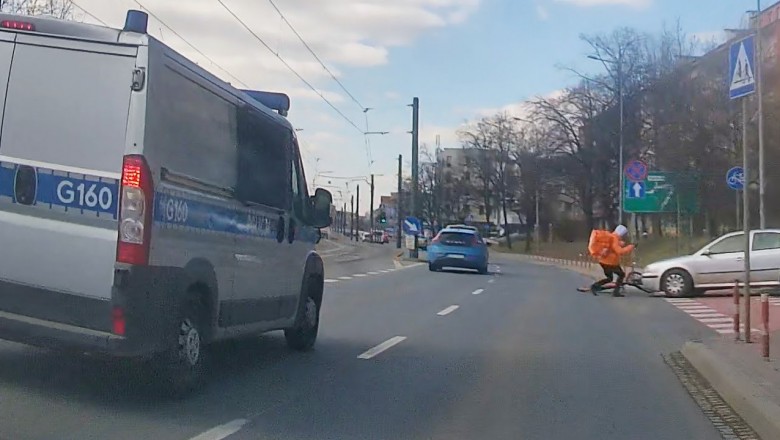 Potrącenie dostawcy na rowerze na oczach policji