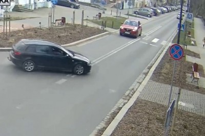 O mało nie wjechał w kobietę z dziećmi. Gość skasował latarnię, inny ją zabrał