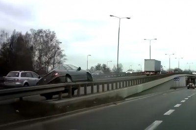 Parkowanie na barierce. Tak się skończyła brawurowa jazda Peugeotem 