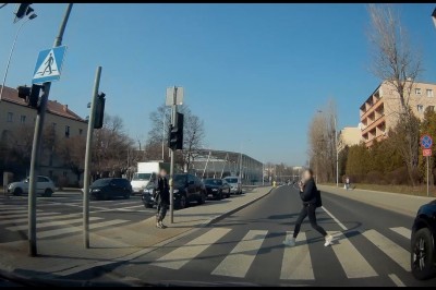 Dziewczyna na pasach myśli,  że jest niezniszczalna. Ku przestrodze