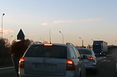 Dwaj kierowcy o mało nie doprowadzają do poważnego wypadku 