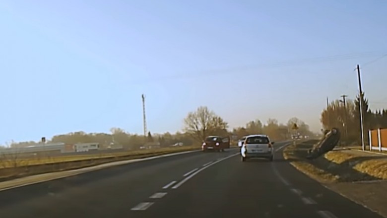 Nieudane wyprzedzanie przed zakrętem zakończone dachowaniem