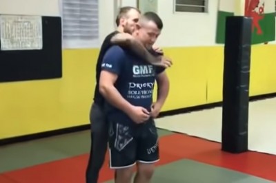 Prosty sposób na uwolnienie się, gdy ktoś Cię zaczyna dusić