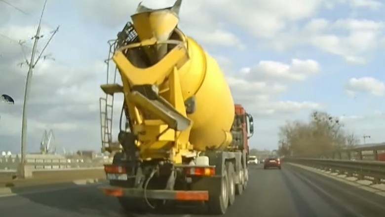 Betoniarka kontra Dacia. Niebezpieczna jazda na 3-pasmówce