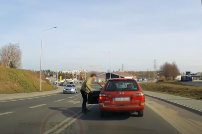 Kierowca kontra pasażer. Wyskoczyli do siebie z łapami podczas jazdy 