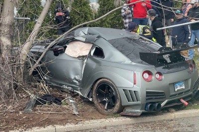 Popisy Nissanem GTR zakończone na drzewie. Mistrz prostej w akcji