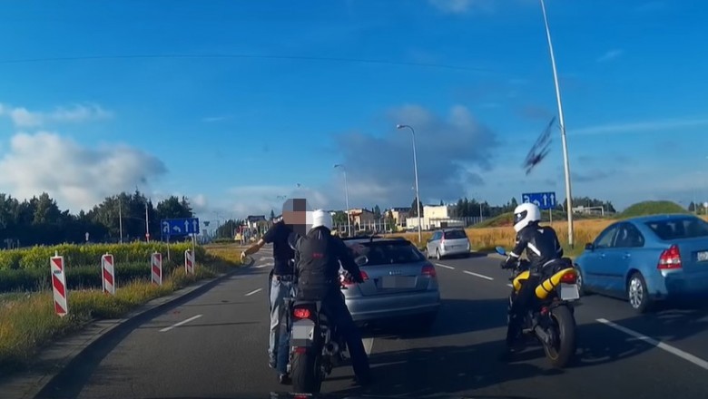 Kierowca Audi wyskoczył z łapami do motocyklisty w Gdańsku