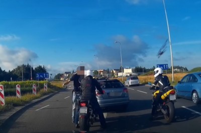 Kierowca Audi wyskoczył z łapami do motocyklisty w Gdańsku 