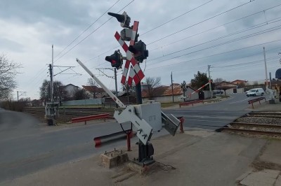 Dziadek na przejeździe kontra pociąg jadący 150 km/h 