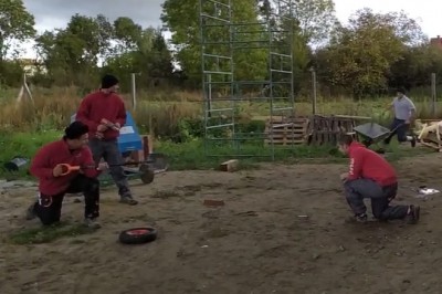 Chłopaki na budowie postanowili rozwalić system swoim pit stopem