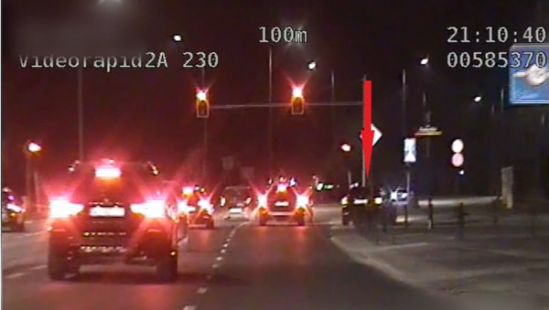 5000 zł mandatu za przejazd na czerwonym po przejściu i chodniku