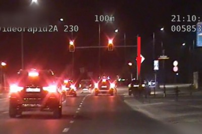 5000 zł mandatu za przejazd na czerwonym po przejściu i chodniku 