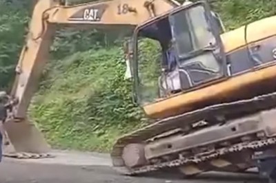 Kasowanie osobówki za pomocą koparki. Miał sporego pecha