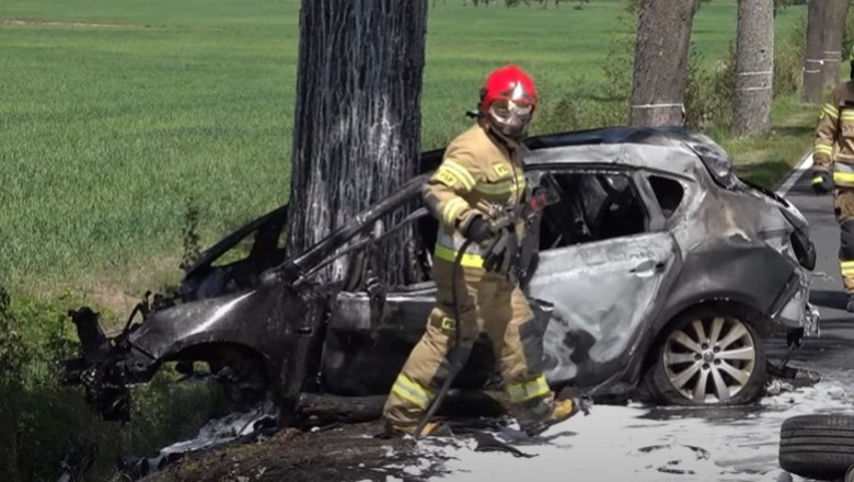 Uderzenie w drzewo przy 200 km/h? Silnik znaleziono na tylnym siedzeniu