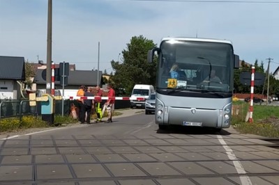 Autokar z dziećmi przejeżdża przez zamknięty przejazd kolejowy - Wrzosów 