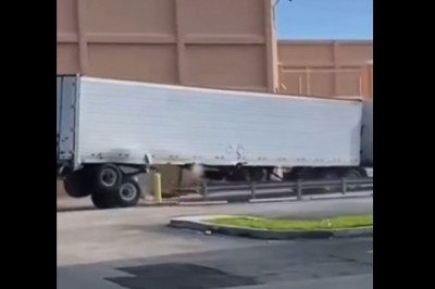 Wkurzony kierowca TIRa niszczy naczepę. Szef nie będzie zadowolony 