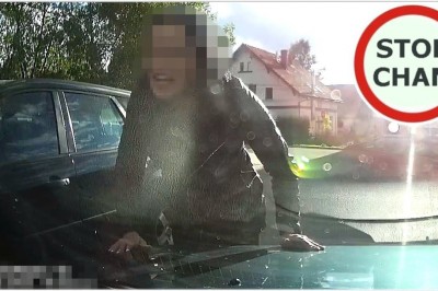Kopała w auto i waliła pięściami. Czyli spotkanie z kobietą na moście 