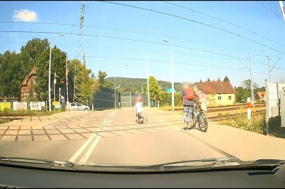 Dziecko wjeżdża przed auto na przejeździe kolejowym 