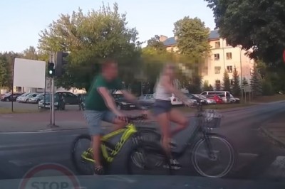 Awantura z rowerzystami na przejściu dla pieszych